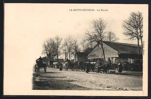 AK La Motte-Beuvron, Le Marché avec charrettes et arbres en hiver