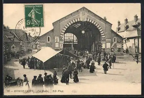 AK Romorantin, La Halle animée avec foule et étals de marché