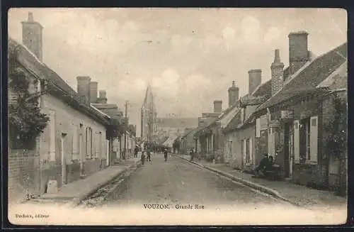 AK Vouzon, Grande Rue animée avec vue sur l`église au fond