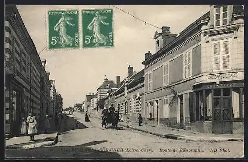 AK Villefranche-sur-Cher, Route de Romorantin avec scène de rue animée