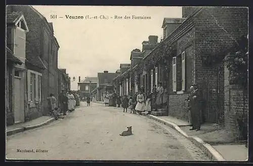 AK Vouzon, Rue des Fontaines animée avec villageois et chien