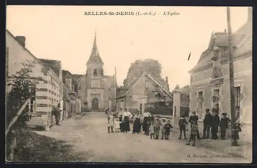 AK Selles-Saint-Denis, L`église et la rue animée avec villageois