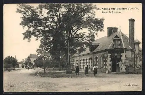 AK Neung-sur-Beuvron, Route de Bracieux et bâtiments en bord de rue