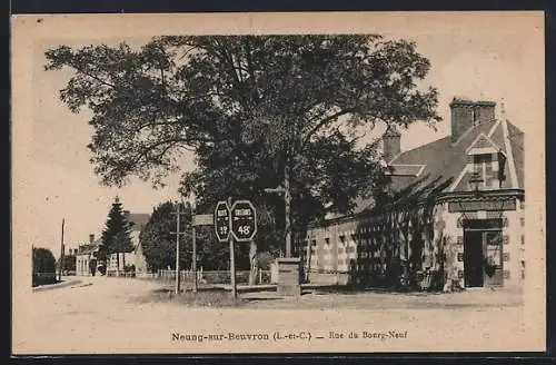 AK Neung-sur-Beuvron, Rue du Bourg-Neuf avec arbres et bâtiments en perspective