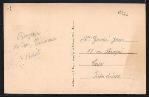 AK Saint-Amand-de-Vendôme, Rue de la Gare avec passage à niveau et bâtiments adjacents