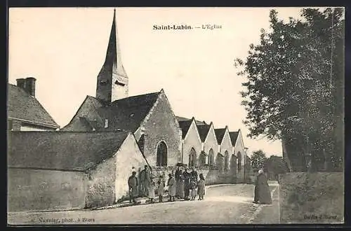 AK Saint-Lubin, L`Église et groupe de villageois devant l`entrée