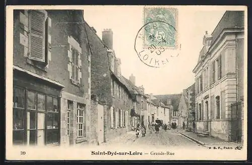 AK Saint-Dyé-sur-Loire, Grande-Rue animée avec passants et bâtiments historiques