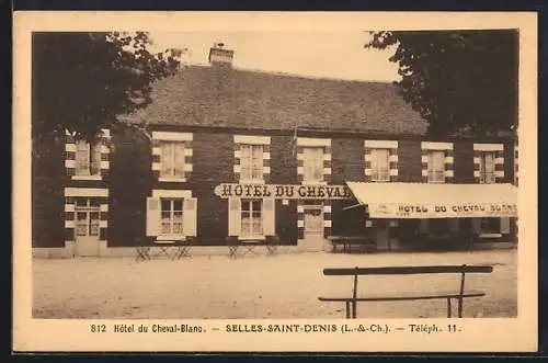 AK Selles-Saint-Denis, Hôtel du Cheval-Blanc avec terrasse et marquise