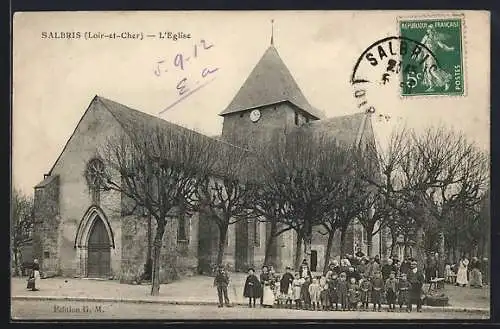 AK Salbris, L`Église avec un groupe de personnes devant l`entrée