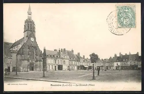 AK Montoire, La Grande Place avec église et bâtiments historiques