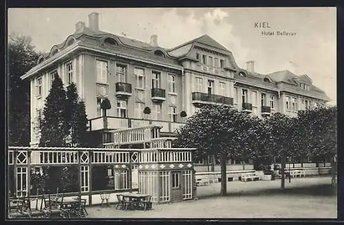 AK Kiel, Strassenpartie am Hotel Bellevue