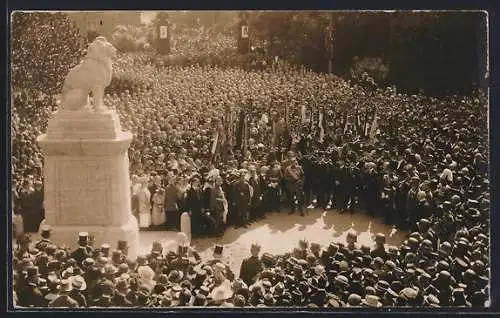 Foto-AK Oldenburg /Gr., Denkmalenthüllung der 91er 1921, Zuschauer vor dem Denkmal