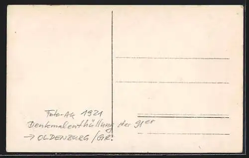 Foto-AK Oldenburg /Gr., Denkmalenthüllung der 91er 1921, Zuschauer vor dem Denkmal