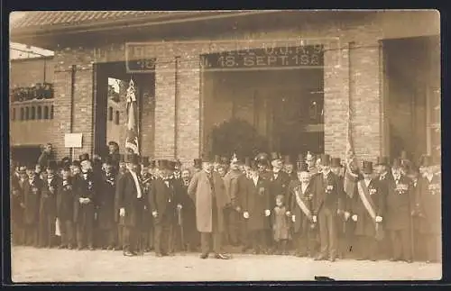 Foto-AK Oldenburg /Gr., Denkmalenthüllung 1921, Zuschauer mit Fahnen