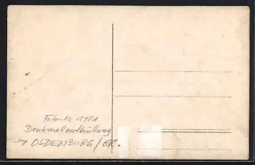 Foto-AK Oldenburg /Gr., Denkmalenthüllung 1921, Zuschauer mit Fahnen
