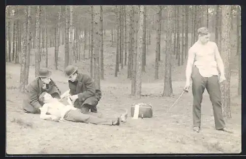 Foto-AK Verletzter Fechter wird nach einem Duell verarztet