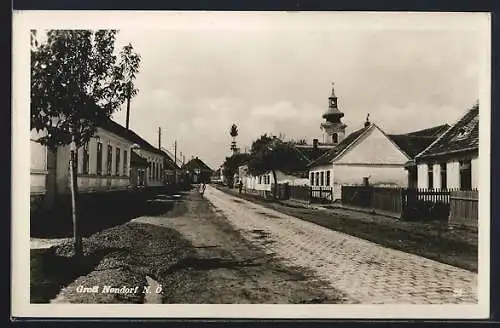 AK Hoheneich /N.-Ö., Gross-Nondorf, Strassenpartie mit Blick zur Kirche