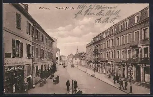 AK Zabern, Partie in der Bahnhofstrasse mit Geschäften und Passanten