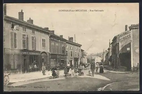 AK Dombasle-sur-Meurthe, Rue Nationale, Strassenpartie mit Einwohnern