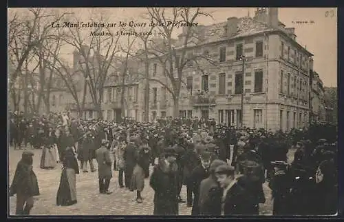 AK Moulins, la Manifestation sur les Cours de la Préfecture 1906