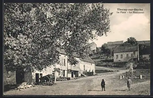 AK Thorey-sur-Ouche, La Place, Le Monument