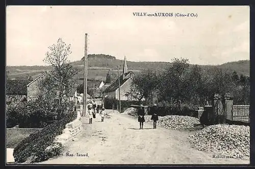 AK Villy-en-Auxois, Mädchen auf einer Strasse am Ortseingang