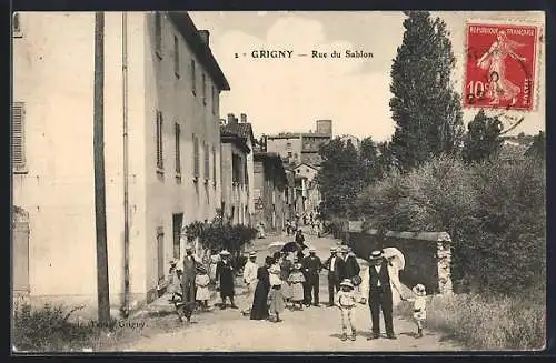 AK Grigny, Rue du Sablon, Flaneure auf der Strasse