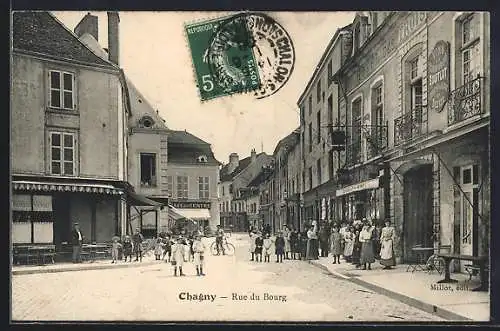 AK Chagny, Rue du Bourg, Menschen auf der Strasse