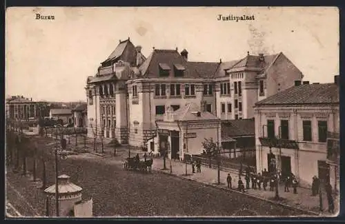 AK Buzau, Passanten vor dem Justizpalast