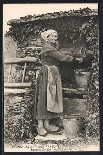 AK Alte französische Frau holt Wasser von einem Brunnen