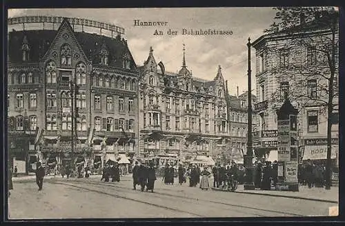 AK Hannover, An der Bahnhofstrasse mit Geschäften und Litfasssäule