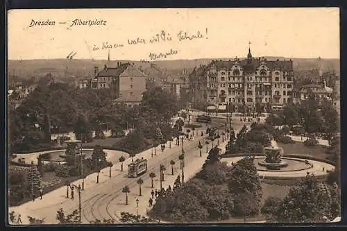 AK Dresden, Strassenpartie am Albertplatz mit Strassenbahnen