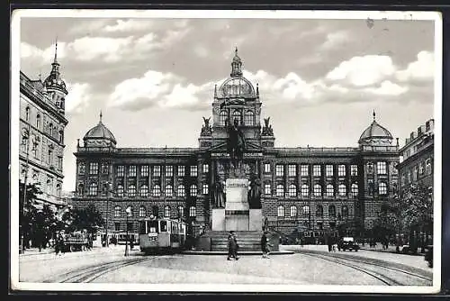 AK Prag, Museum mit Denkmal und Strassenbahnen