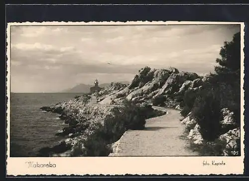 AK Makarska, Klippenpartie mit Leuchtturm