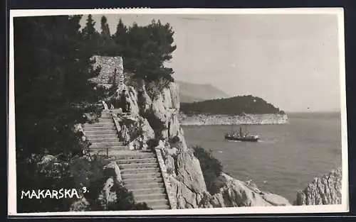 AK Makarska, Treppenaufgang in den Felsen mit Seeblick