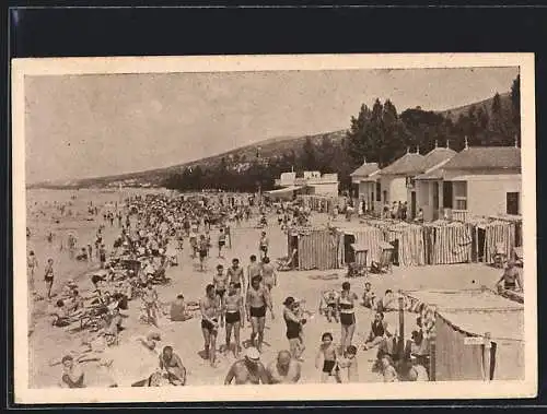 AK Crikvenica, Strand mit Badekabinen u. Gebäuden