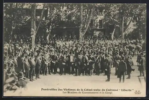 AK Funerailles Natioales des Victimes de la Catastrophe du Cuirassé Liberté, Le Membres du Gouvernement et le Clergé