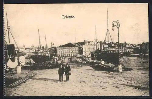 AK Triest, Hafenpartie mit Stadtblick