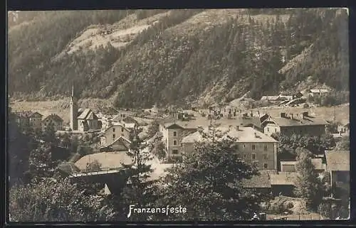 AK Franzensfeste, Gebäude im Ort, Blick zur Kirche