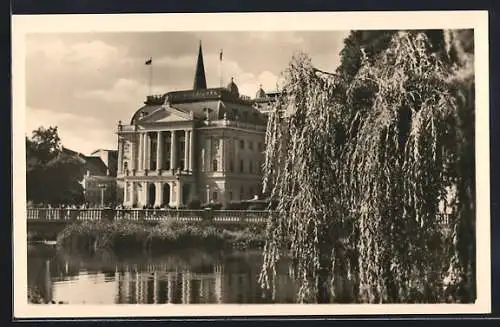 AK Schwerin / Mecklenburg, Uferpartie am Staatstheater