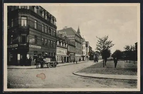 AK Rendsburg, Herrenstrasse mit Gasthaus Reichs-Krone und Hauswandwerbung für E. Hellwig Galanteriewaren