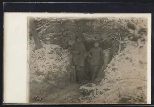 Foto-AK Drei Soldaten im eisigen Schützengraben