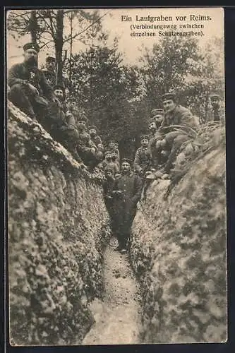 Foto-AK Soldaten am Laufgraben vor Reims, Verbindungsweg zwischen einzelnen Schützengräben