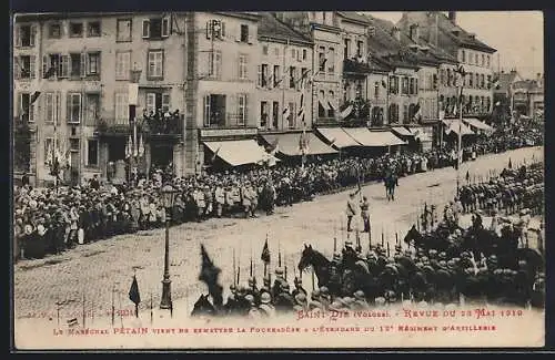 AK Saint-Dié, Le Marechal Pétain vient de remettre la Fourragère a l`étendard du 12. Régiment d`Artillerie