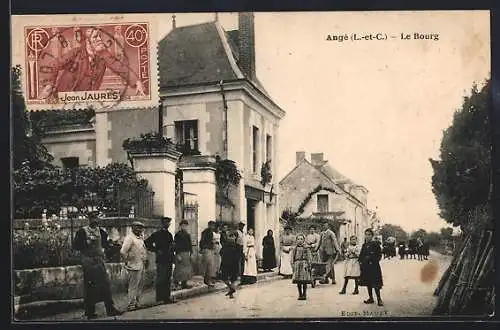 AK Angé, Le Bourg avec habitants dans la rue