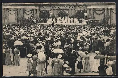 AK Blois, Fêtes de Blois avec foule et scène décorée