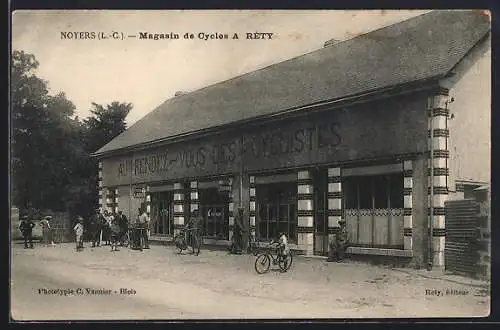 AK Noyers, Magasin de Cycles A Réty avec cyclistes devant le magasin