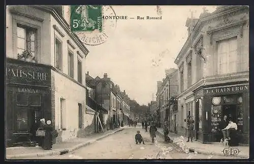 AK Montoire, Rue Ronsard avec pâtisserie et commerce animé