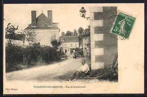 AK Vallières-les-Grandes, Rue de Montrichard avec un homme assis et bâtiments en arrière-plan