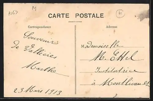 AK Vallières-les-Grandes, Rue de Montrichard avec un homme assis et bâtiments en arrière-plan